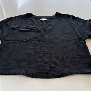 Universal Thread Black V-Neck Women's Top Size: L ✨